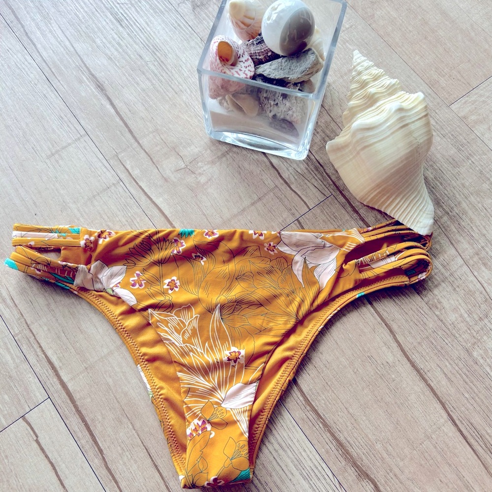 O’Neill bikini cheeky bottoms Lrg Yellow floral NWT